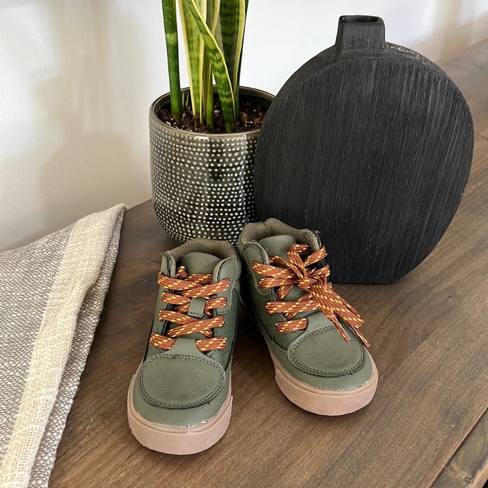 Oshkosh Bgosh olive green castle boot with laces brand new